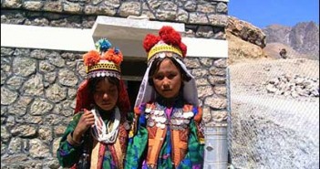 افتتاح تعمیر ریاست امور زنان و یک پروژه برق آبی در ولایت دایکندی These local girls in traditional clothes came to the clinic in Daikondi
