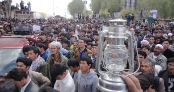 هشدار هزاران معترض در بامیان به حکومت: اگر انکشاف متوازن نباشد ادارات دولتی را می بندیم