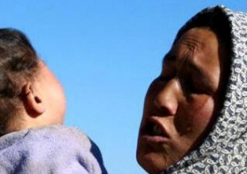 Ritorno ad un passato primitivo: i pashtun lapidano, trascinano con i cavalli e bruciano le loro vittime impunemente