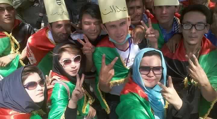 Giovani manifestanti a Kabul