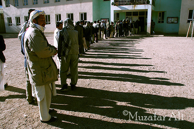 All poll sites in Yakawlang, Bamyan Center, Panjao and Waras running out of ballot papers, 1000s could be deprived of vote 62057_161267900550612_100000022090633_554110_5418687_n