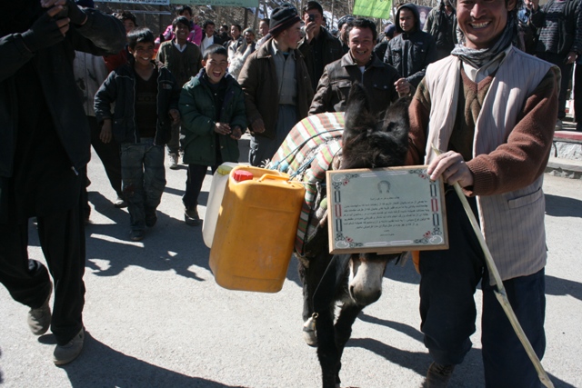 Symbolic protest of Hazara People in Bamiyan: Donkeys have better service than Afghan officials A certificate for better service
