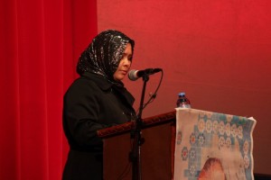 مریم عطایی در حال خواندن مقاله